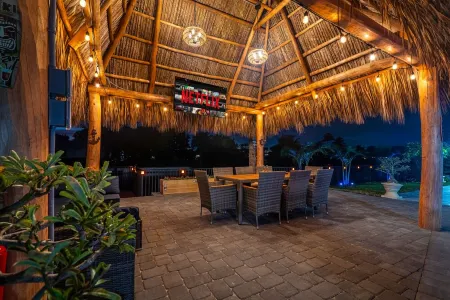 Waterfront Oasis w/ Pool, Minigolf & TikiHut! Perfect for Families