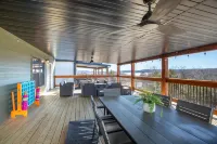 Branson Woods Lakeside Lodge sleeps 24+!