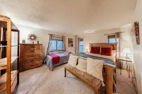 Mountain retreat-with deck, grill and outdoor fun-easy 3.4 miles to ski lift!