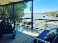 Relaxing lake house on Lake Bridgeport with private boat dock