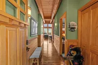 A PNW dream! Hot Tub, Views, Firepits, Games, Hiking and Epic Location!