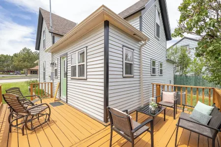 NEW Updated Farmhouse in Custer - 2 Blocks from Main Street! Отели в г. Кастер