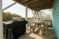 Private pool w/ heat available, hot tub, pet friendly, 5 min walk to beach!