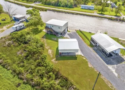 Cozy Bayou Fishing Camp on Brady Road with private Boat Launch and great views!