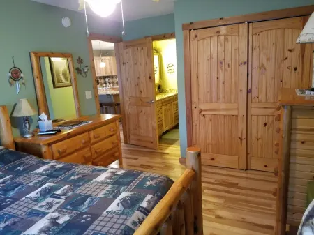 50ft TO WATER~GREAT LOCATION~STOCKED WITH CONVENIENCES!License #008922