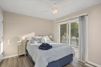 Lovely 3 bed/2.5 bath ~ 4 minute walk to the beach Bluewater Vacation Rentals Emerald Isle, NC 주변 호텔