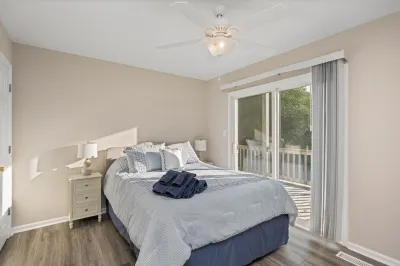 Lovely 3 bed/2.5 bath ~ 4 minute walk to the beach