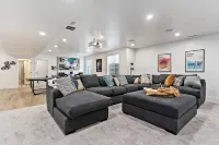 Pickleball Playhouse, Hot tub, Golf Green, Theater, Game Room!