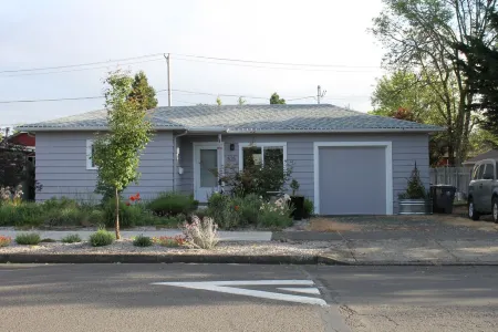 Cute & Cozy 2-Bedroom in SE Eugene Отели рядом с достопримечательностью «Парк Хендрикс»