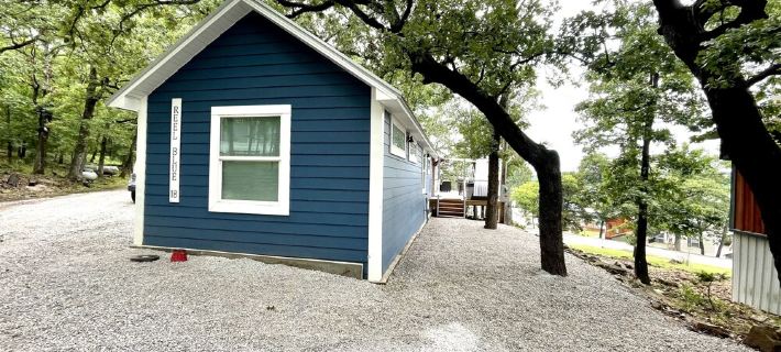 SHORT WALK TO WATER & NESTLED IN THE TREES THIS BEAUTIFUL CABIN HAS LAKE VIEWS Hotels in Cherokee County