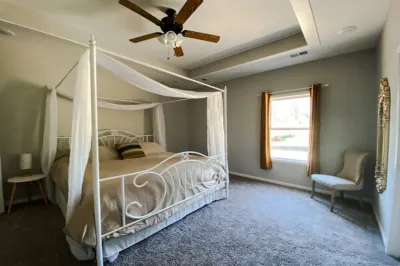 Modern, Family-Friendly Space, Quick KC Downtown, Driveway, Quiet Road & Nature! Hotels near Wow Wow Wireless