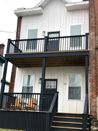 Chic & Cozy Downtown Apartment, Walk to Downtown, Restaurants, the Lake Отели рядом с достопримечательностью «Safe Haven Museum»