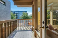 First floor Lakeside Condo in Eastlake Hotels in Eastlake