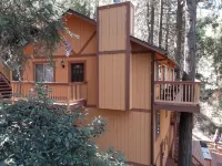 Beautiful cabin 2 story with 2 decks, near Lake Gregory, Lake Arrowhead.