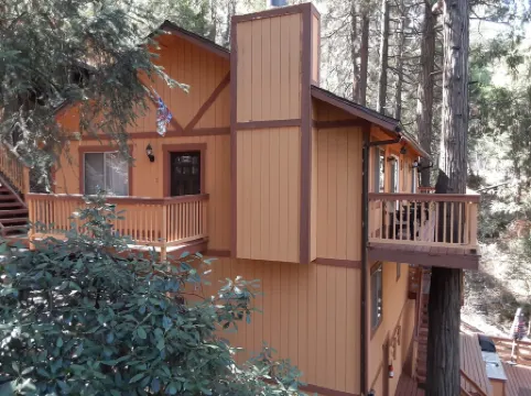 Beautiful cabin 2 story with 2 decks, near Lake Gregory, Lake Arrowhead.