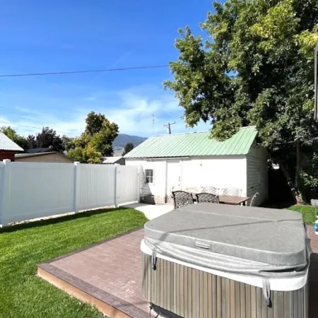 Salmon Goldbug Cottage, hot tub sleeps 8