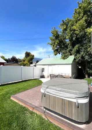 Salmon Goldbug Cottage, hot tub sleeps 8