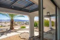 Spacious fun oasis with beautiful lake views&games