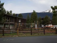 Yellowstone Rustic Luxury Condo Sleeps 11 in an Award Winning Resort - Wifi