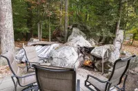 The Ultimate Getaway at a Charming Two-Bedroom Lakeside Cottage on Winnipesaukee