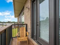 King Suite, Modern Loft Close to Downtown! Hotels in Dunean