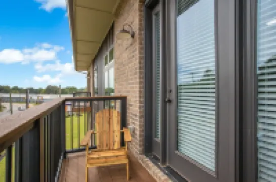 King Suite, Modern Loft Close to Downtown!