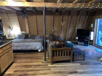 Bailey's Harbor Cabin Secluded in Woods,Walking distance to Kangaroo Lake-DUPLEX Hotels in Baileys Harbor