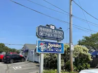 Beach, harbor, ferry & food-Prime Hyannis location
