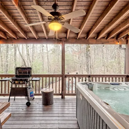 Cabin with hot tub firepit fireplace and game room area!near Helen