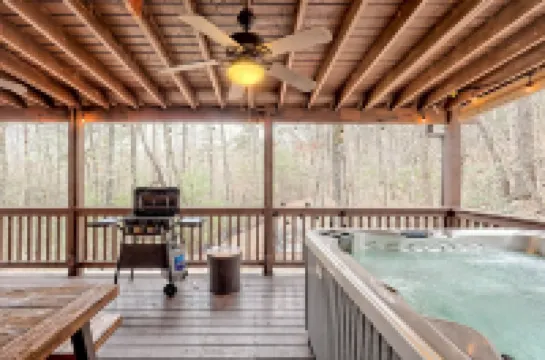 Cabin with hot tub firepit fireplace and game room area!near Helen