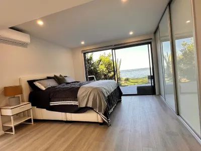 Perfect Retreat Absolute waterfront, Stunning View and Direct Access to water.