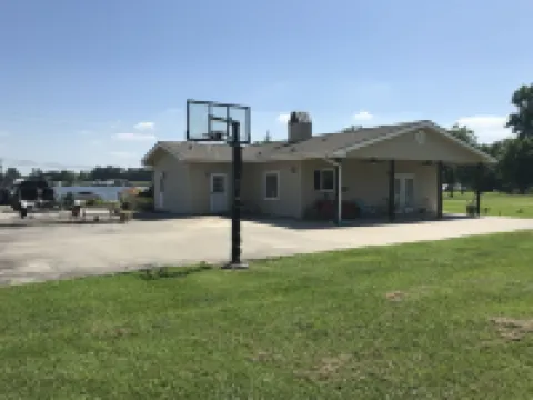 Spacious House with Big Yard and Private Pier! Lots of Parking