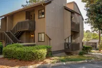 Newly Renovated Lakeview Condo Complex First Floor Oasis! Hotel dekat The Country Club of North Carolina