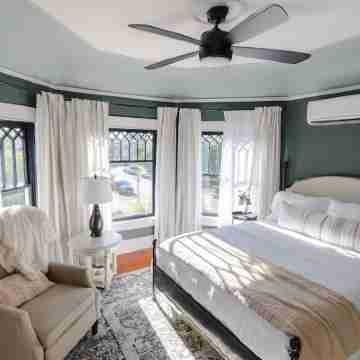 Stunning Victorian 4BR w/Hot Tub 5 Min to Downtown Rooms