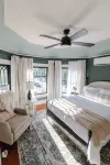 Stunning Victorian 4BR w/Hot Tub 5 Min to Downtown