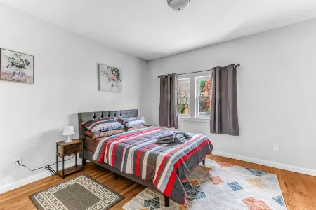 Modern 2BHK - 15 mins bus ride to Time Square, NYC Отели рядом с достопримечательностью «Запад Нью Йорк Паркс Департмент»