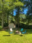 Escape to Caladan Cottage! Cozy pet-friendly lake house: AC, multi-beach access.