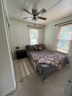Welcoming Eagle Bay Cottage — 2 min walk to private Fourth Lake beach!
