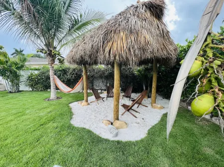 Tropical Resort Style Backyard, Private and only a 7 minute drive to the Beach! Отели рядом с достопримечательностью «Hideaway Beach»