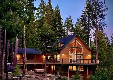 Huge Cozy Cabin 3 Bed Rooms, loft, Game/bedroom, Spa