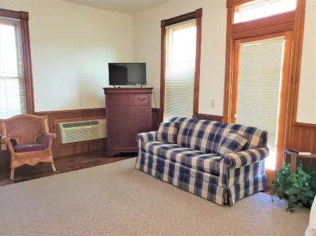 Historic Hardware Inn with River Views: Suite 200