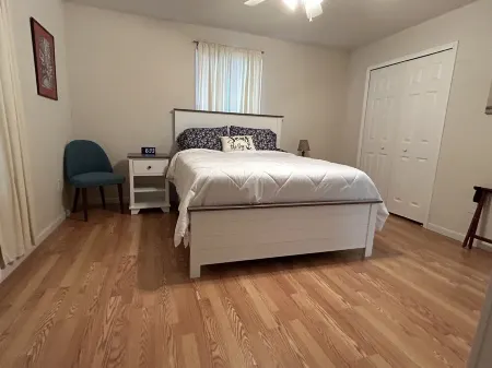 Water Front Beach House on the Bay, Boat Launch, WiFi with Great Sunset Views