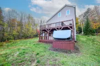 New Renovated Ski Chalet on the River with a Hottub