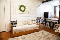 The Farmhouse Loft "Greene County's Guesthouse" 캐럴턴 호텔