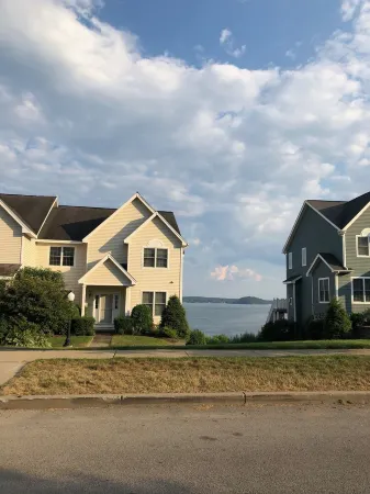 Beautiful Saratoga Lake waterfront Townhouse + Community Amenities