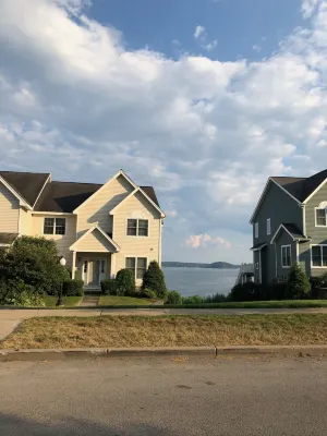 Beautiful Saratoga Lake waterfront Townhouse + Community Amenities