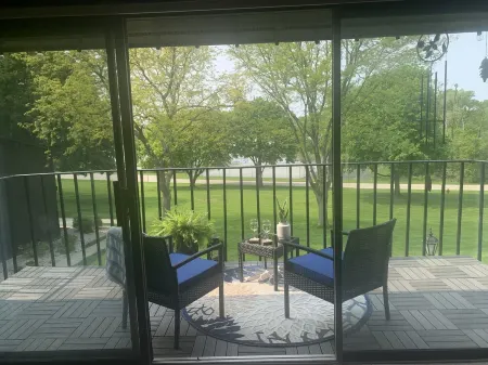 Lake Geneva Area Lakeside Retreat! Close to Golf, Shopping, Restaurants & More!