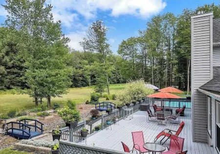 Poconos Spacious 6-bedroom house in marvelous Blakeslee with Pool & Gamerooms
