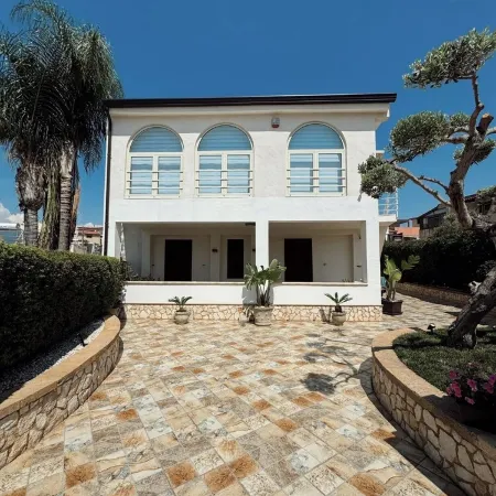 " la Terrazza Sul Tramonto " Apartment in Villa Near the Sea-San Leone