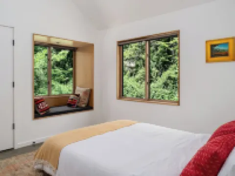 Architect-Designed 3BR Forest Retreat Near Asheville ウィーヴァーヴィルのホテル